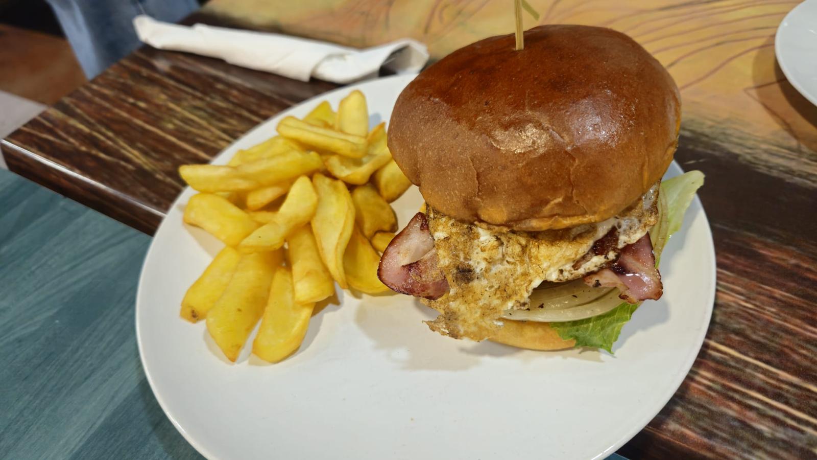 Hamburguesa acompañada de patatas
