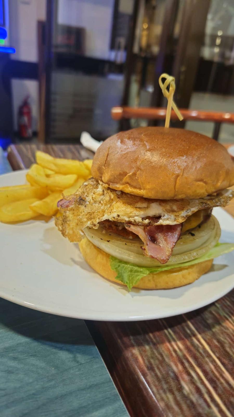 Hamburguesa con huevo y patatas fritas