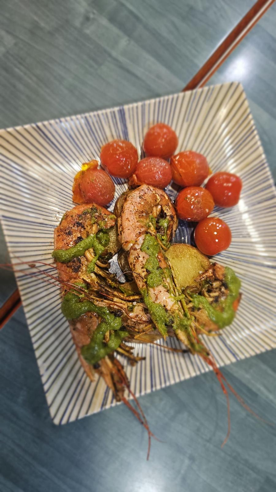Langostinos con salsa verde y tomates