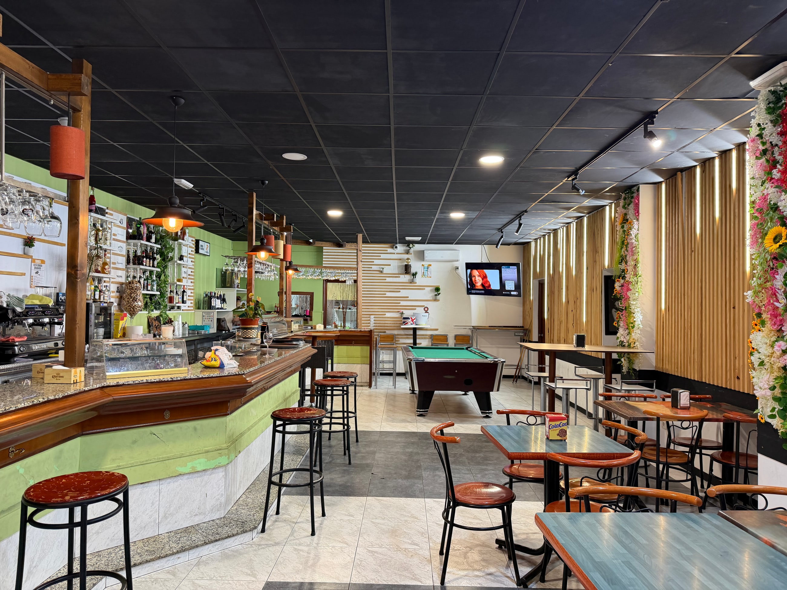 Interior de La Marea Cafetería en Vigo